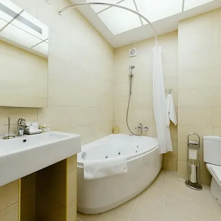 Apartment With Jacuzzi On Nezavisimosti 46 *