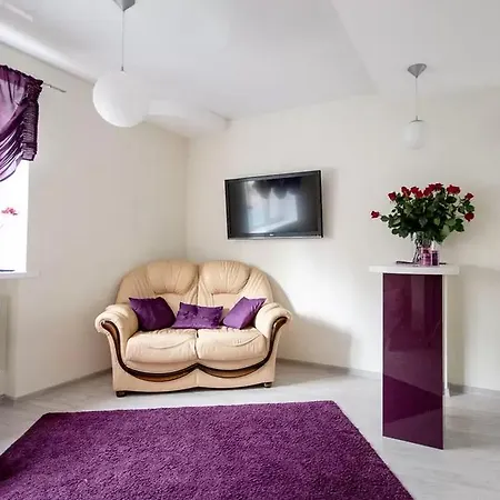 Apartment With Jacuzzi On Nezavisimosti 46