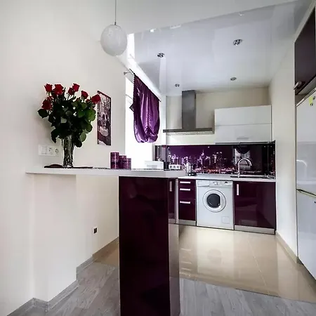 Apartment With Jacuzzi On Nezavisimosti 46 *
