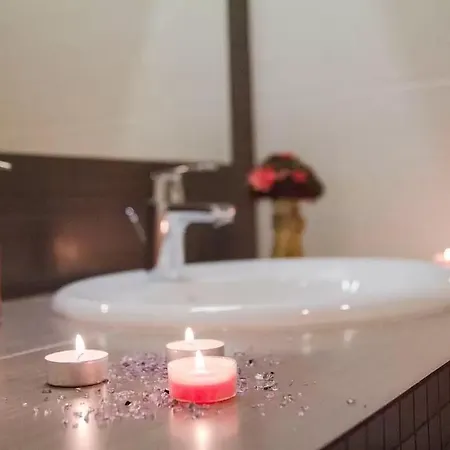 Apartment With Jacuzzi On Nezavisimosti 46 *