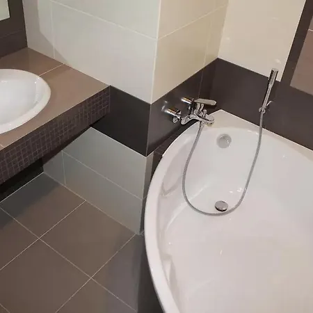 Apartment With Jacuzzi On Nezavisimosti 46 *